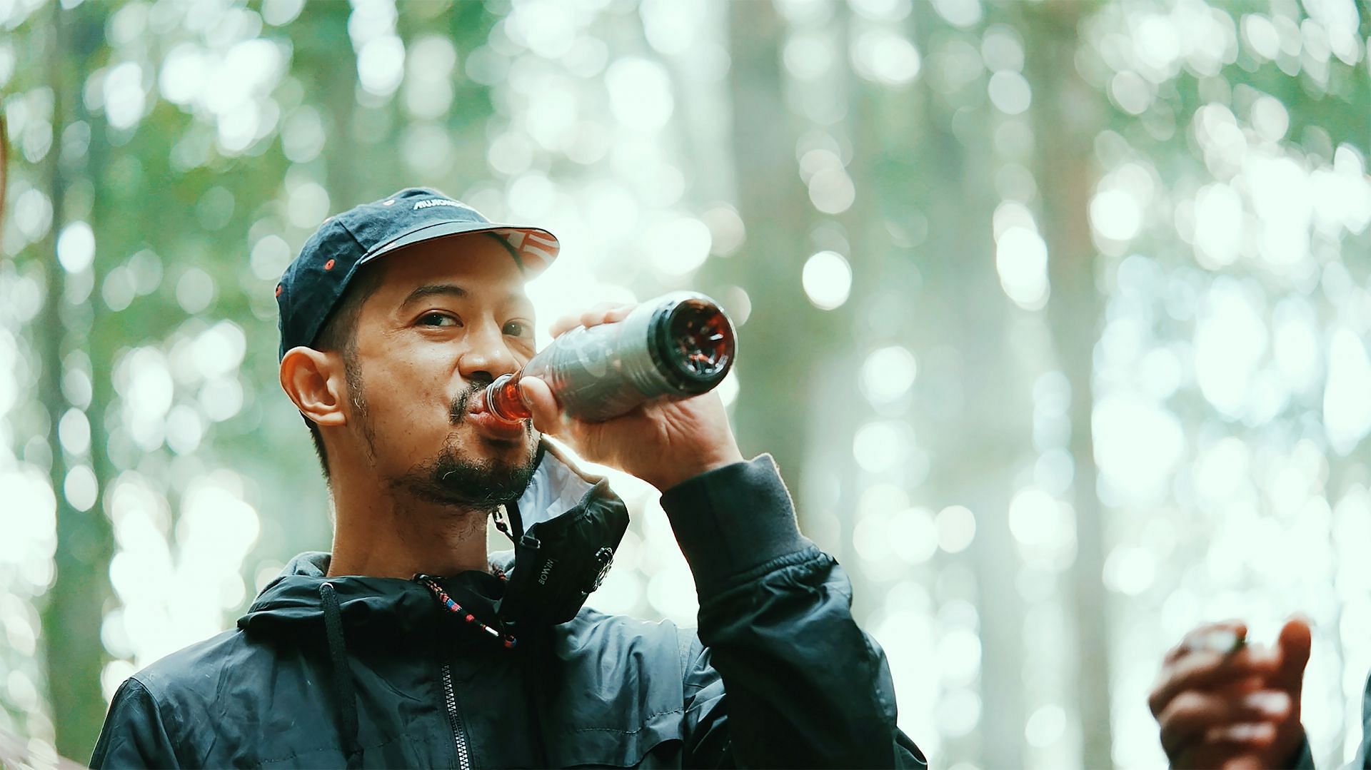Proper hydration is necessary. (Image via Unsplash/ Rendy Novantino)